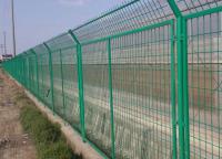 為什么框架護欄網(wǎng)上面有30度折彎？